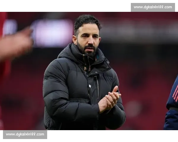 退场时喊出 “加油”！阿莫林的笑容里藏着曼联的温度